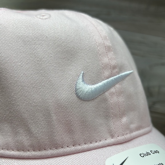Nike Club Cap Nike Seoosh embroidered logo,velcro back,6 vent panel, summer sun - Picture 2 of 10